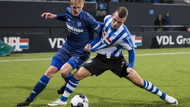 FC Eindhoven-speler Thomas Horsten in duel met Morten Thorsby (foto: VI Images)