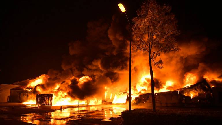 De enorme brand bij Koster Keunen in Bladel. (Foto: Rico Vogels)