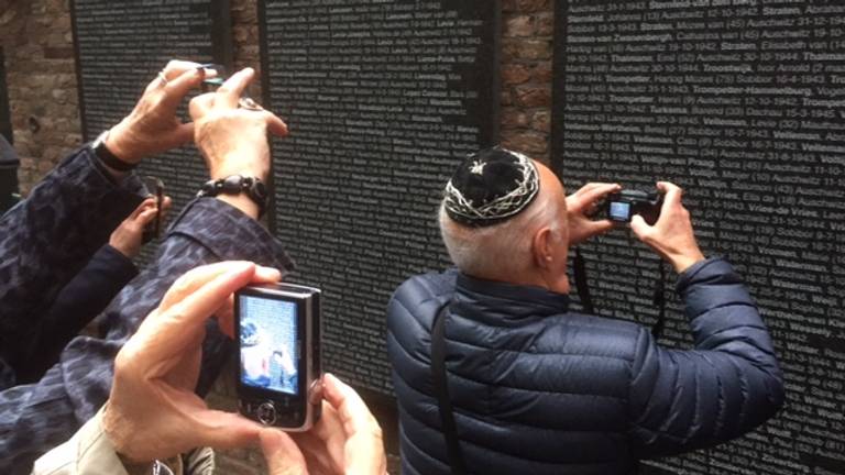 Reportage van de onthulling van de plaquette door Willem-Jan Joachems 