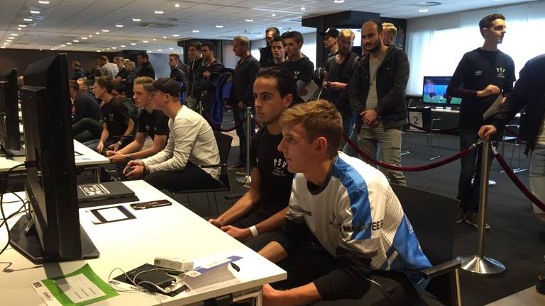 PSV zoekt FIFA17-gamer om aan selectie toe te voegen
