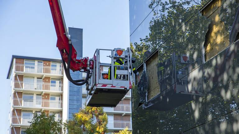 De kapotte glasplaten worden vervangen. (Foto: Marcel van Dorst/SQ Vision)