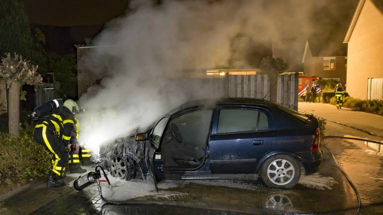 De auto die op 11 oktober in vlammen opging. (foto: SQ Vision)