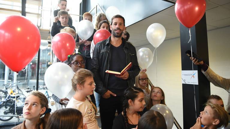 Ruud van Nistelrooy, die goed met jeugd kan omgaan (foto: Henk van Esch Fotografie).