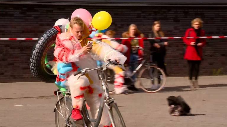 Kun jij (gehuld in bubbeltjesplastic) appen op de fiets?