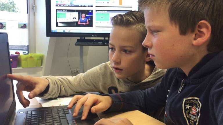 Kinderen in Rijen doen mee aan wereldrecord programmeren
