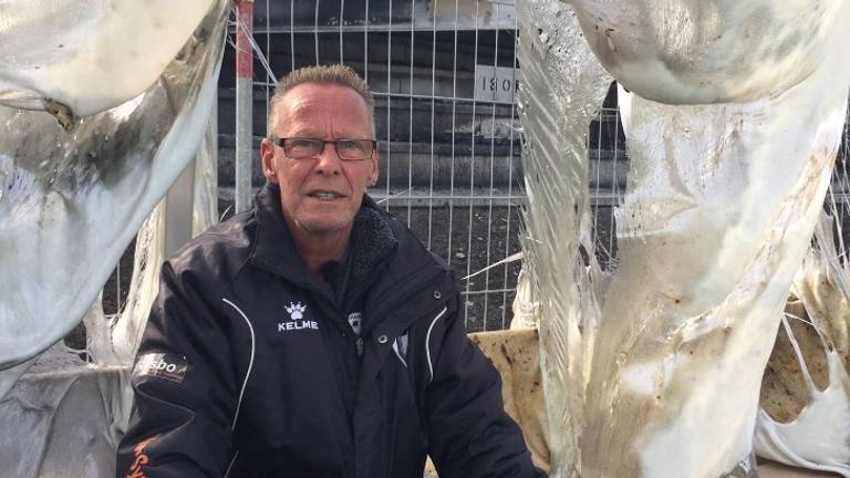 Simon Bouwer zit in een afgefikte dug-out (foto: Floyd Aanen)