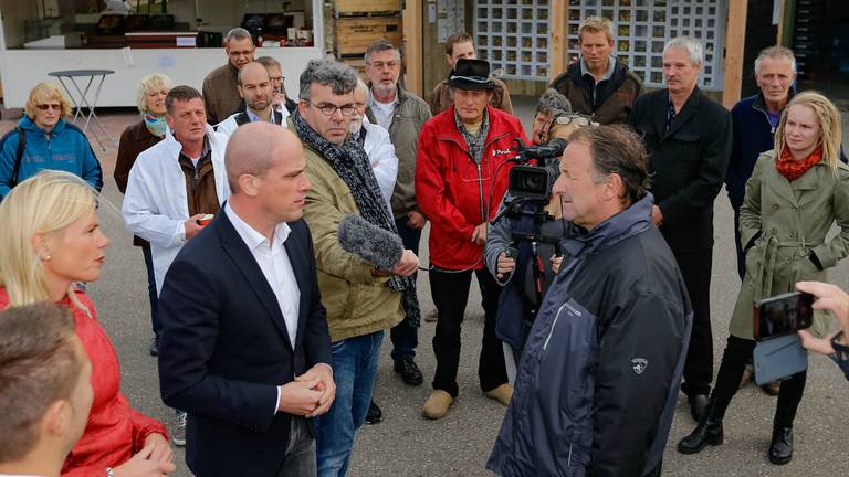 Diederik Samsom spreekt met getroffen ondernemers. (Foto: Marcel van Dorst/SQ Vision)