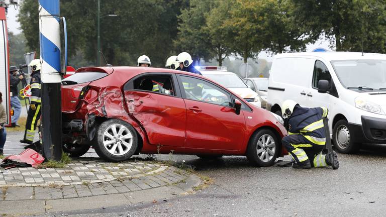 De auto wilde een zijstraat inslaan. (Foto: SK-Media)