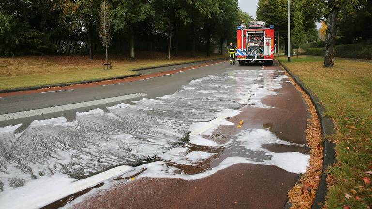 Het wegdek wordt schoongemaakt. (Foto: Christian Traets)