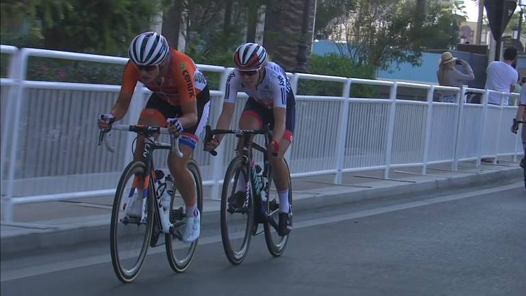 Marianne Vos in de achtervolging in de straten van Doha