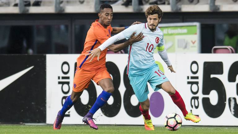 Joshua Brenet actief voor Jong Oranje (foto: VI Images)