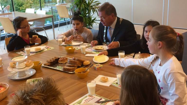 Boterhammen eten met de burgemeester: 'Eten jullie geen korstjes?'