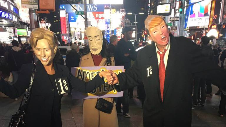 Studente Saskia Nelissen uit Den Bosch volgt de Amerikaanse verkiezingen op Times Square in New York: 'De wereld vergaat hier wel een beetje'