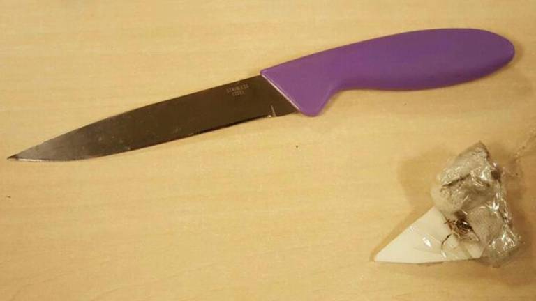 De man had een keukenmes en een zelfgemaakt mes bij zich. Foto: Facebook/politie