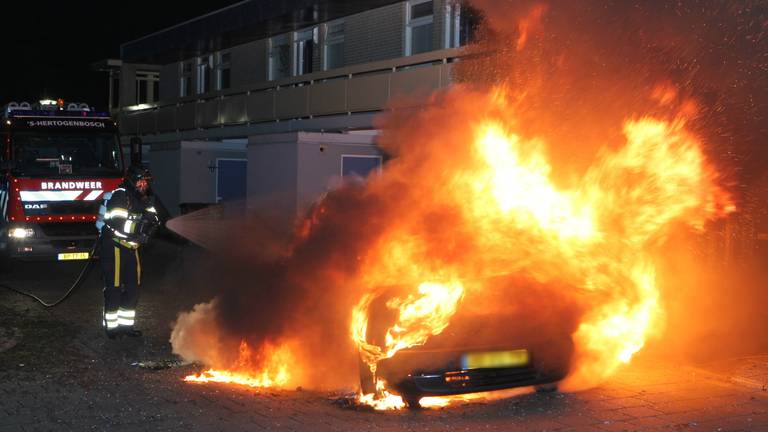 De auto ging volledig in vlammen op. (Foto: FPMB, Bernt van Dongen)