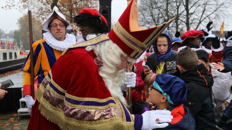 De Sint is veilig aangekomen in Helmond en wordt verwelkomd. (Foto: Karin Kamp)