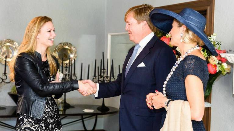 Chiara schudt de koning de hand. (foto: Chiara Soons)
