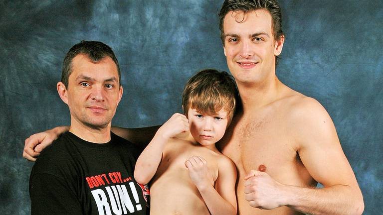 Trainer Ludo Kaethoven met zoon Tayim en kickbokser Marc de Bonte