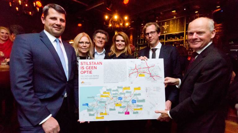 Provinciebestuurder Christophe van der Maat ontvangt het BZW-plan.