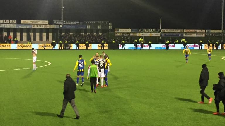 Mobiele Eenheid voor het uitvak bij supporters van FC Oss. (Foto: Joost van Erp)