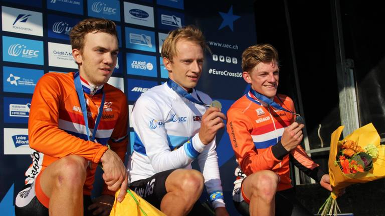 Wouters naast winnaar Hermans en nummer twee Nieuwenhuis (foto: Twitter Vélo-Ouest)