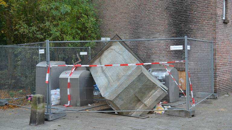 De gemeente heeft een hek om de container geplaatst. (Foto: Perry Roovers/SQ Vision)