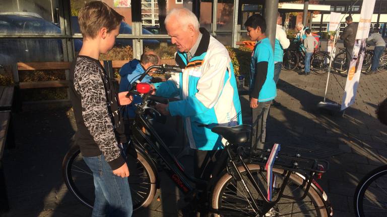 Veilig Verkeer Nederland trapt af met grote fietslichtcontrole op Pius X College in Bladel.