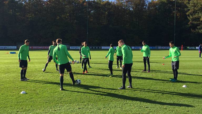 Een beeld van de training van PSV deze maandagochtend (foto: Paul Post).