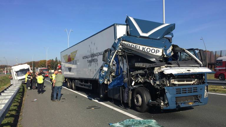 De grote vrachtwagen raakte zwaar beschadigd. (foto: Gabor Heeres/SQ Vision)