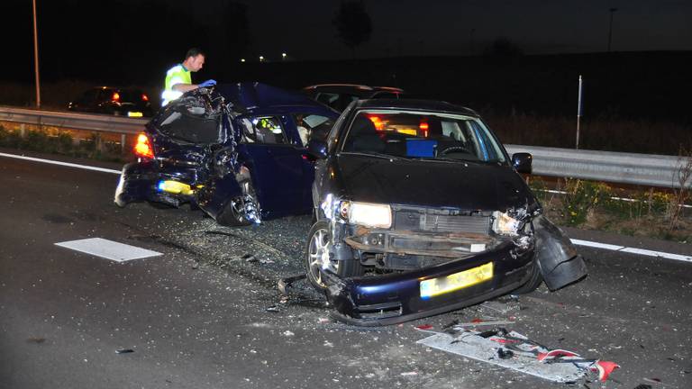 Zwaargewonde op Midden-Brabantweg. (foto: Marvin Doreleijers)