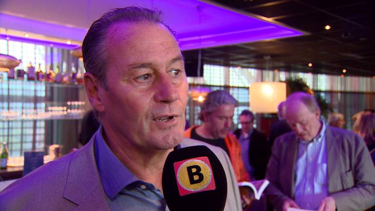 Huub Stevens presenteerde vol trots zijn biografie 'Nooit opgeven'