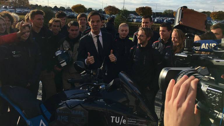 MP Mark Rutte onthaalt Eindhovense studenten bij VDL Nedcar. (Foto: Twitter @M_Steinbuch)