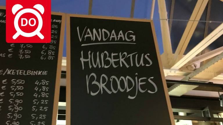 Hubertusbroodjes te koop in Tilburg. (foto: Jos Verkuijlen)