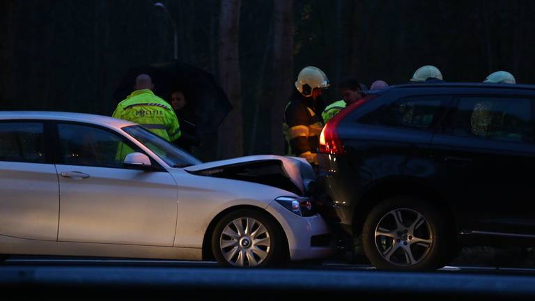 Twee auto's botsten op elkaar. (Foto: Sander van Gils)