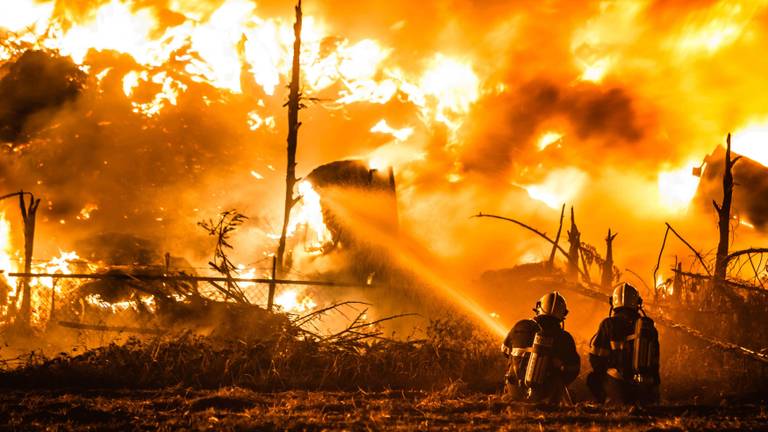 Brand bij bandenopslag Van den Hoogen in Someren, in 2016 (foto: Rob Engelaar).