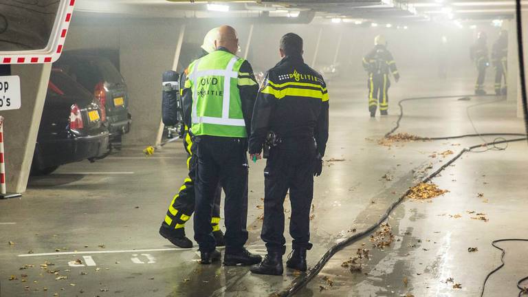 Veertig auto's hadden roetschade door de smeulende joint. Foto: Christian Traets / SQ Vision