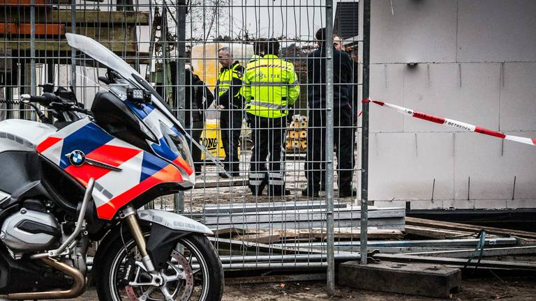 De man kwam onder de muur terecht tijdens werkzaamheden. Foto: Rob Engelaar