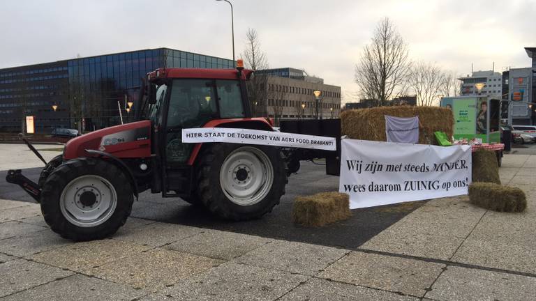 Boerenprotest buiten het provinciehuis