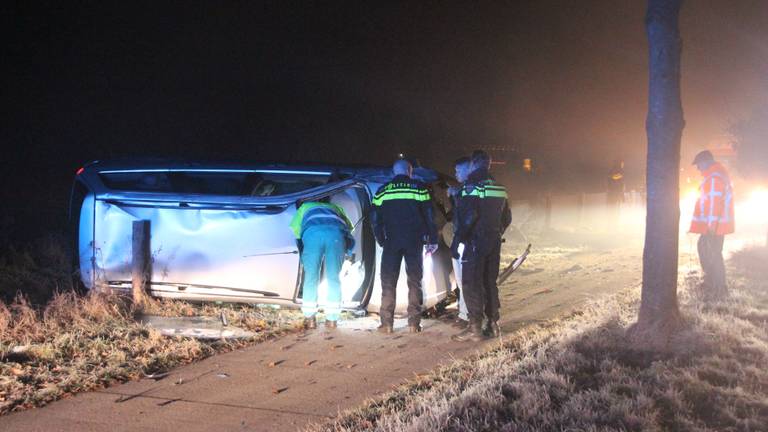 De auto belandde op de zijkant. (Foto: SK-Media)