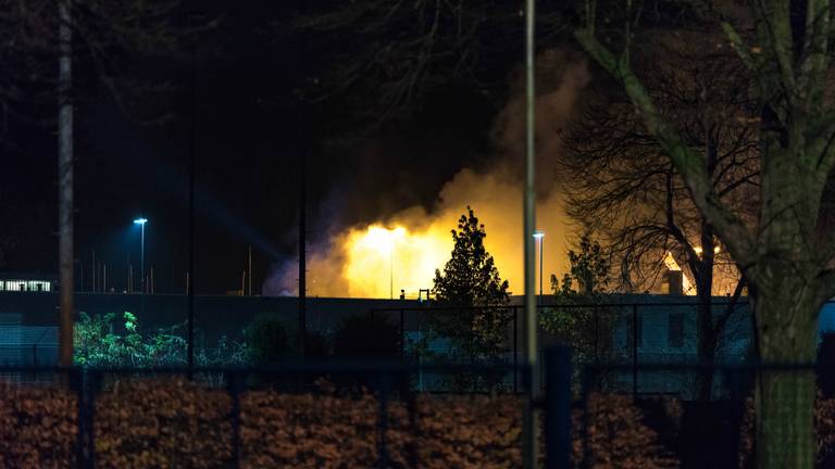 Het vuur was goed te zien vanaf het terrein  van Willem II. (Foto: Jules Vorselaars/JV-Media)