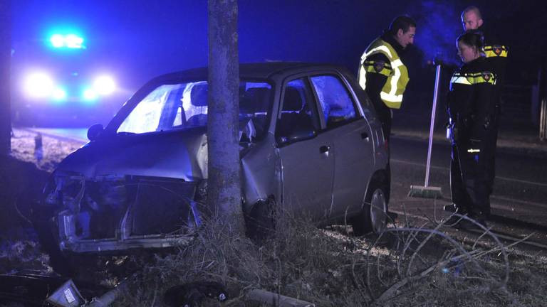 De schade aan de auto is groot. (Foto: Perry Roovers/SQ Vision)