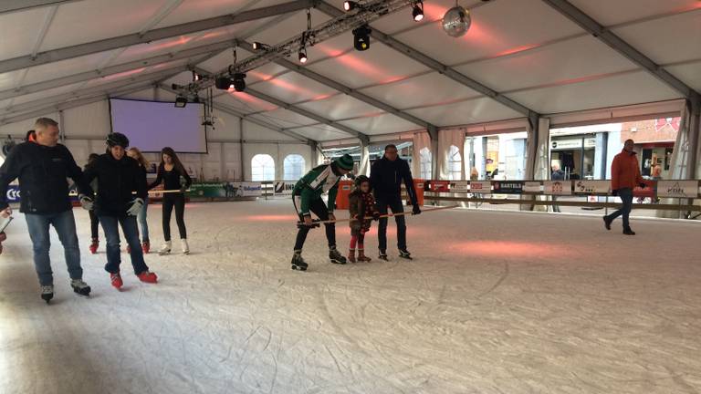 Blinden op de schaatsbaan: 'Fijn dat je nu niemand omver kunt schaatsen'