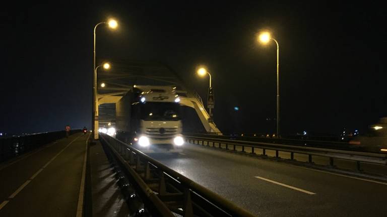 De Merwedebrug is weer open voor vrachtwagens. Foto: Jos Verkuijlen