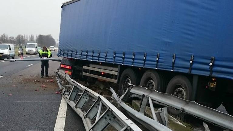 Dit is de oorzaak van de ernstige verkeershinder. (Foto: @vincev6/Twitter)