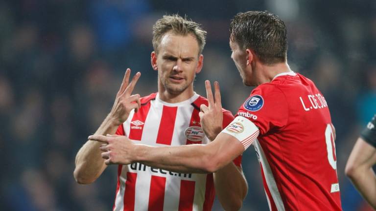 Siem de Jong met zijn broer Luuk, na de 1-0. (Foto: VI Images)