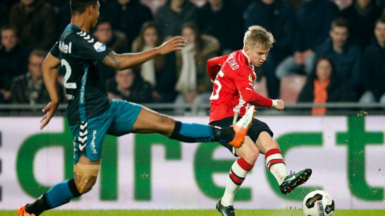 Olexandr Zinchenko in duel met Groensbast van Go Ahead. (Foto: VI Images)