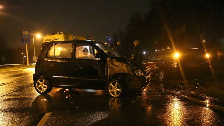 De twee auto's raakten zwaar beschadigd. (Foto: Christiaan Traets/SQ Vision)