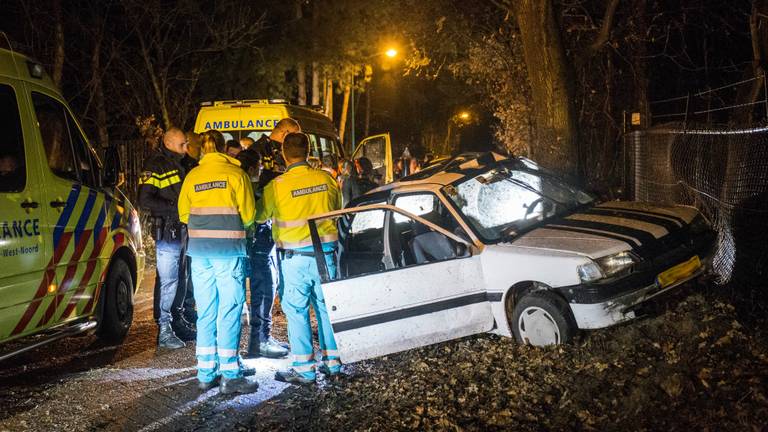 De auto is zwaar beschadigd. (Foto: Alexander Vingerhoeds/Obscura Foto)