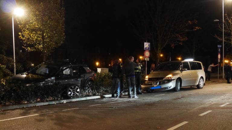 De auto's waren zwaarbeschadigd. (Foto: Perry Roovers/SQ Vision)