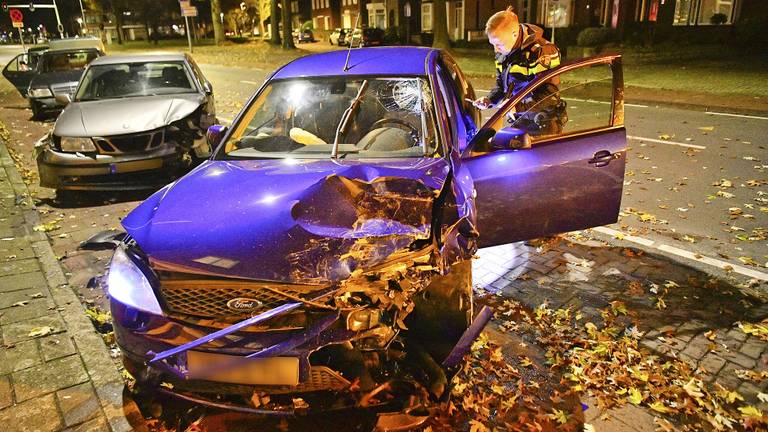 De drie auto's raakten zwaar beschadigd. (Foto: Rico Vogels/Fotorico)